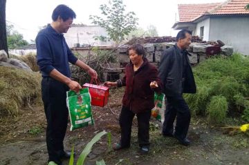 黄瓜视频在线下载科技有限公司组合公司员工到肇庆市广宁县贫困村开展扶贫救助活动